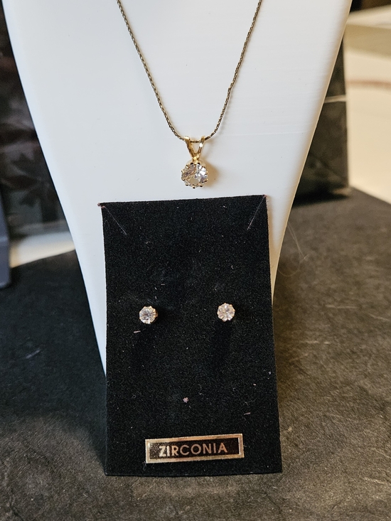 Cubic Zirconia Jewelry - Gold-Tone Zirconia Necklace With Stud Earrings. Chain 18"